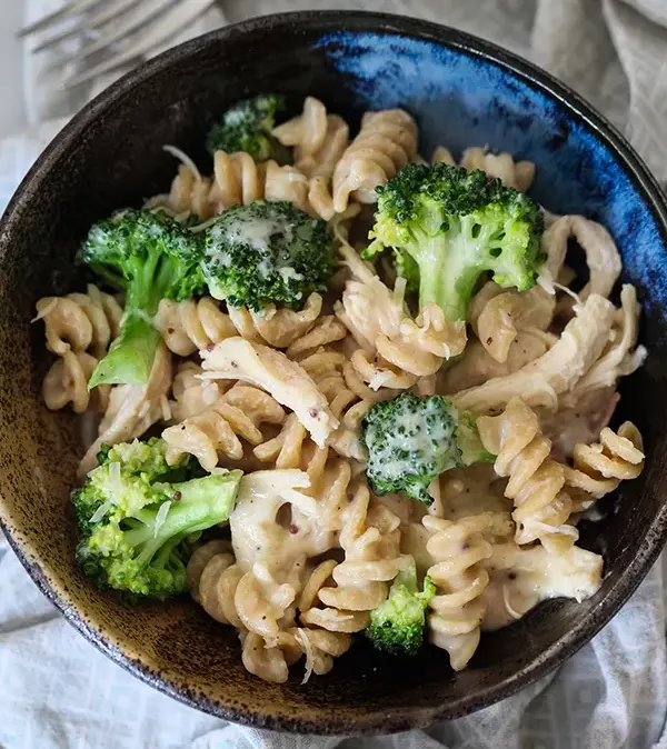 Cheesy-Chicken-and-Broccoli-Whole-Wheat-Pasta