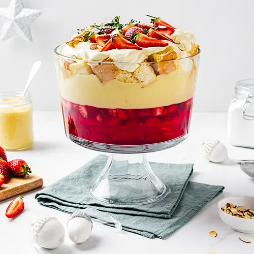 Christmas-Trifle-with-strawberries-and-jelly