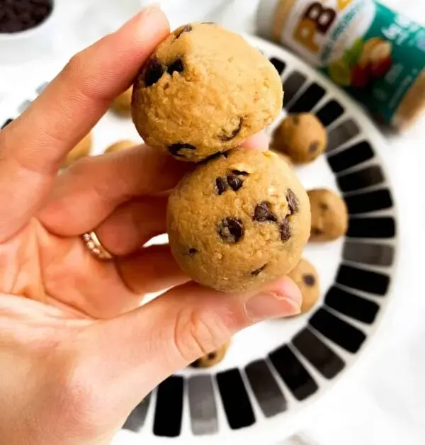 PB2-chocolate-chip-cookie-dough-balls