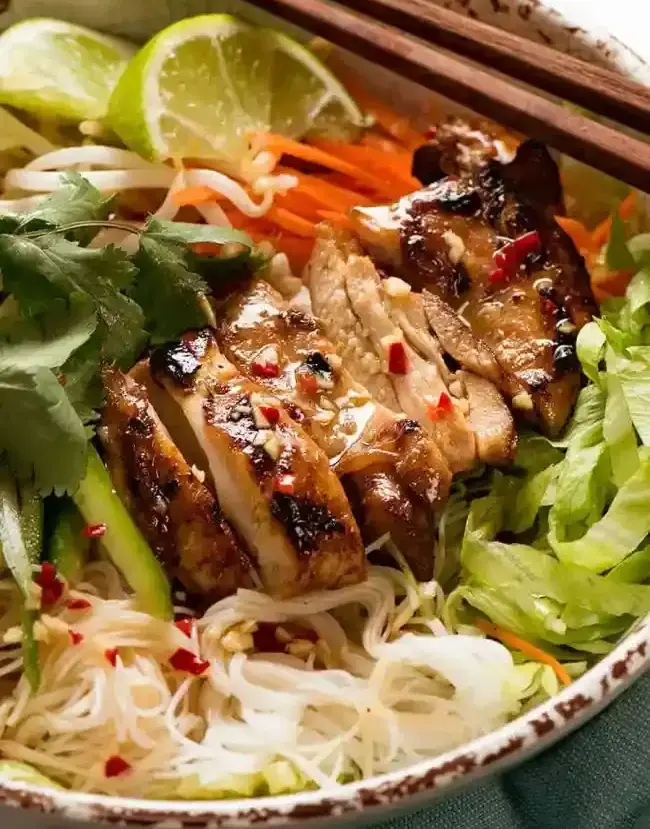 Vietnamese-Noodles-with-Lemongrass-and-chicken