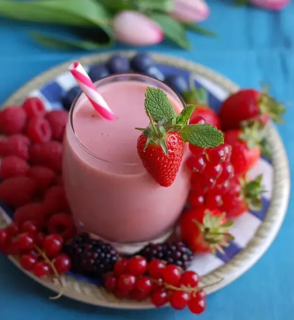 strawberry-and-red-currant-smoothie