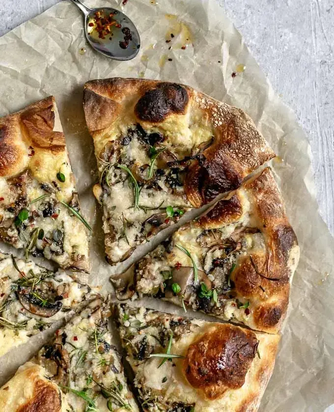 vegan-caramalized-mushroom-pizza