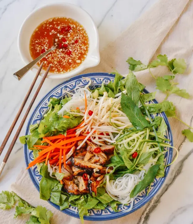 vietnamese-rice-noodle-salad-chicken
