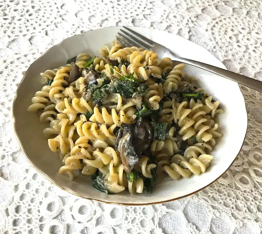 Creamy-mushroom-and-spinach-fusilli-pasta