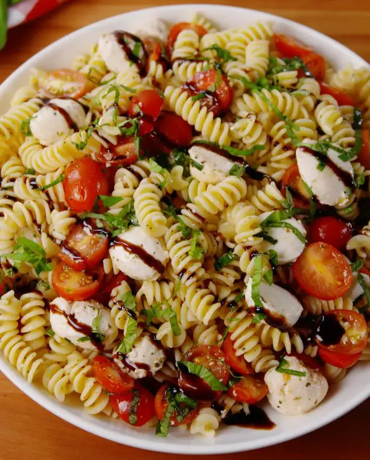 caprese-fusilli-pasta-salad-with-balsamic-glaze