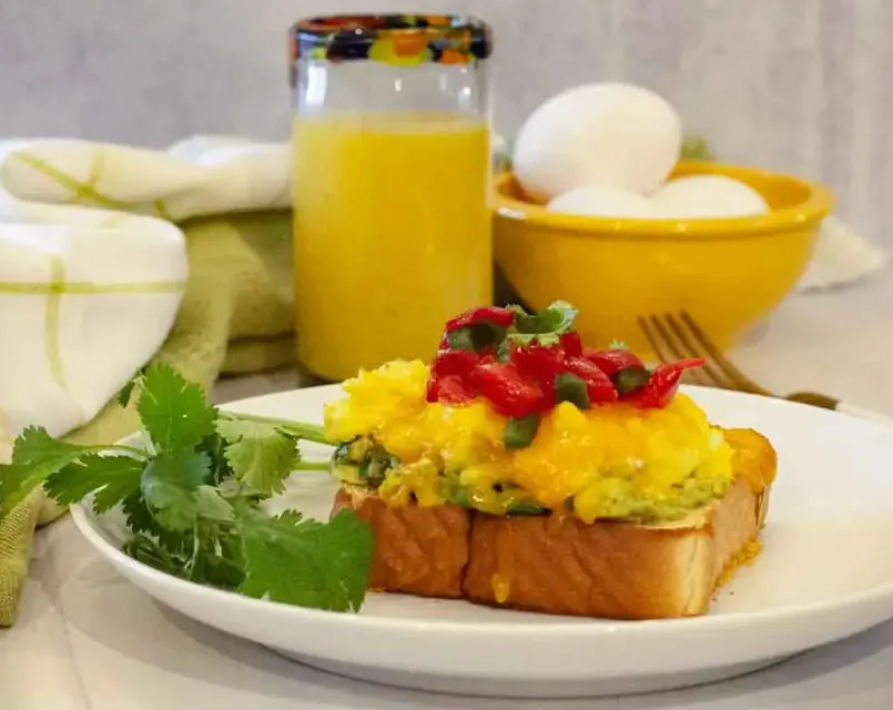 texas-toast-scrambled-egg-sandwich