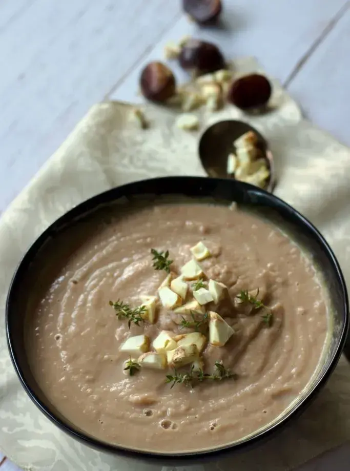 Roasted-cauliflower-and-chestnut-soup
