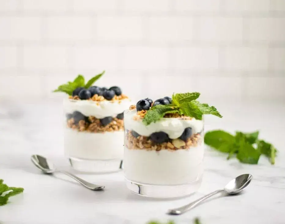 blueberry-and-granola-yogurt-parfait