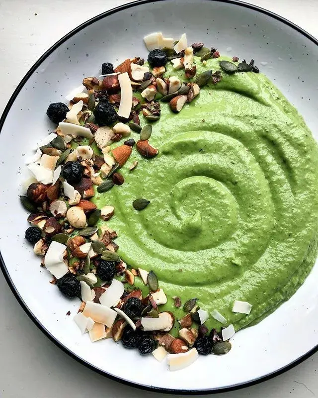 green-apple-and-kale-smoothie-bowl