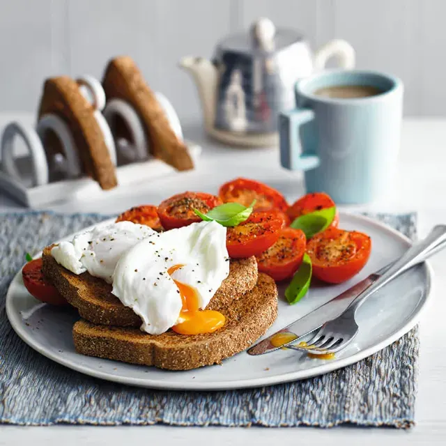 poached-eggs-and-tomatoes-on-toast