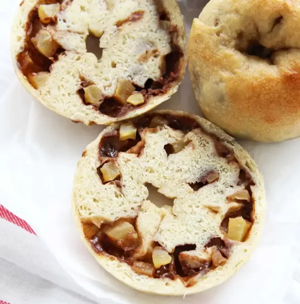 vegan-apple-pie-stuffed-bagels