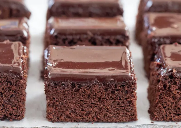 4-ingredient-chocolate-cake