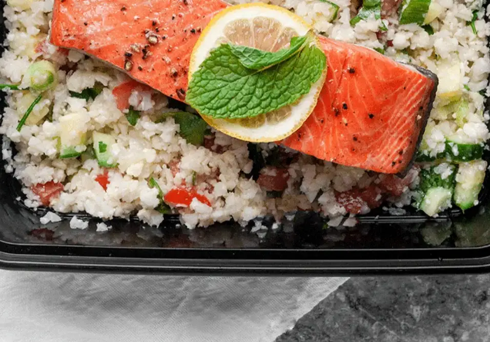 Cauliflower-Tabouli-and-Salmon-without-Tomatoes