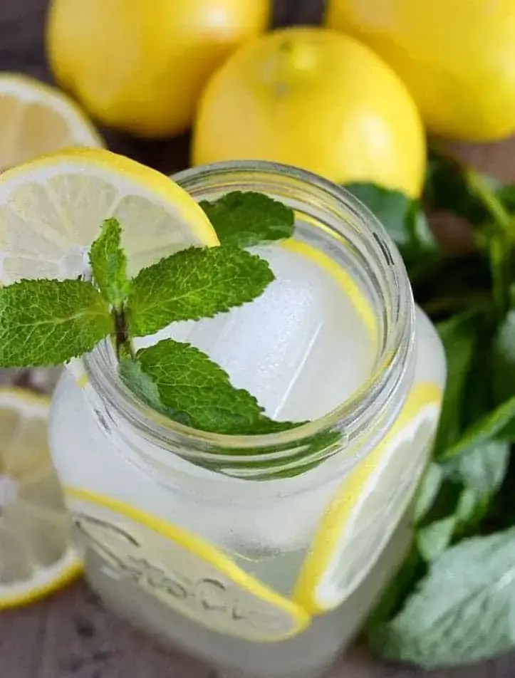 Easy-Vodka-Lemonade