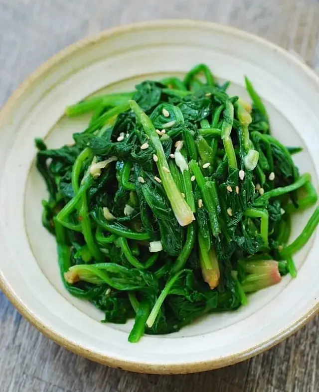 Korean-Spinach-Salad-(Sigeumchi-Namul)