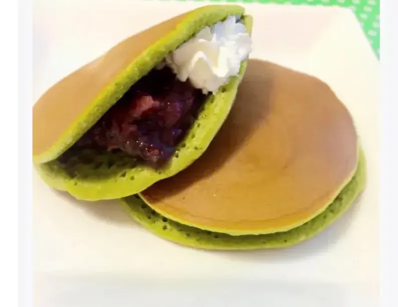 Matcha-Pancakes-with-Red-Bean-Paste-(Dorayaki)