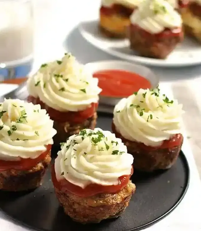 Meatloaf-Cupcakes-with-mashed-potato