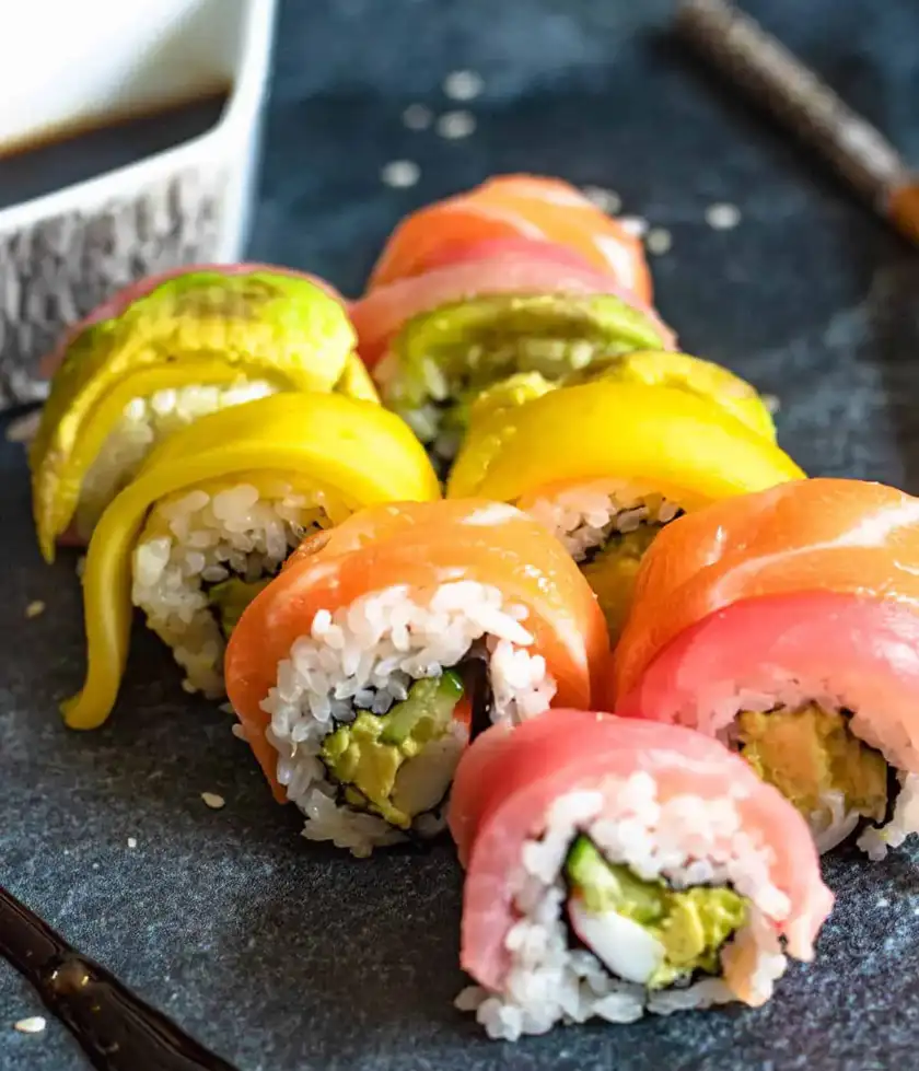 Rainbow-Roll-sushi