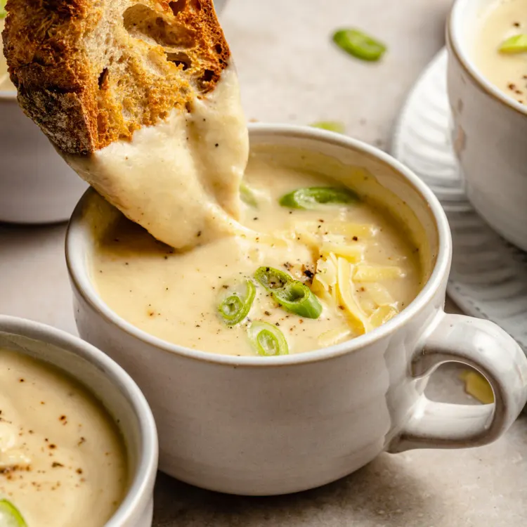 Roasted-Garlic-Cauliflower-Soup