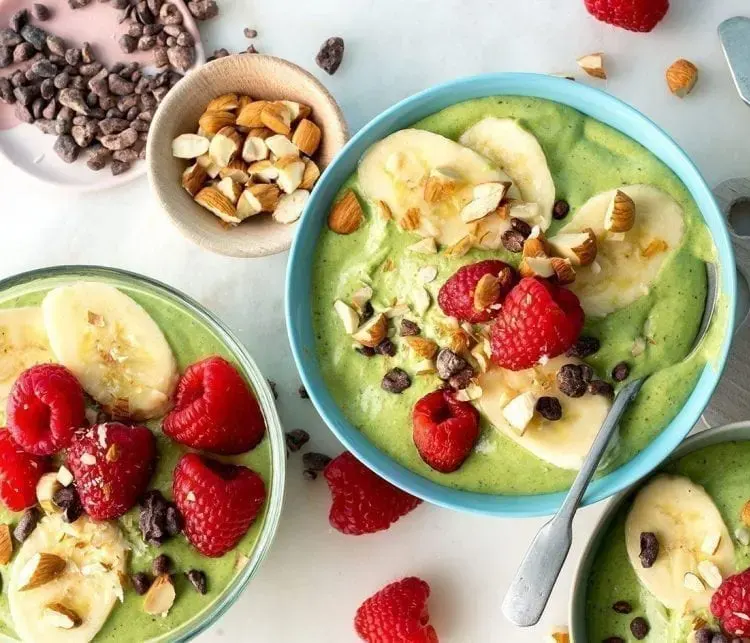 cacao-nib-and-almond-green-smoothie-bowl