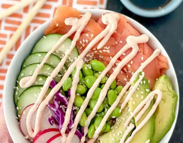 cauliflower-rice-salmon-poke-bowl