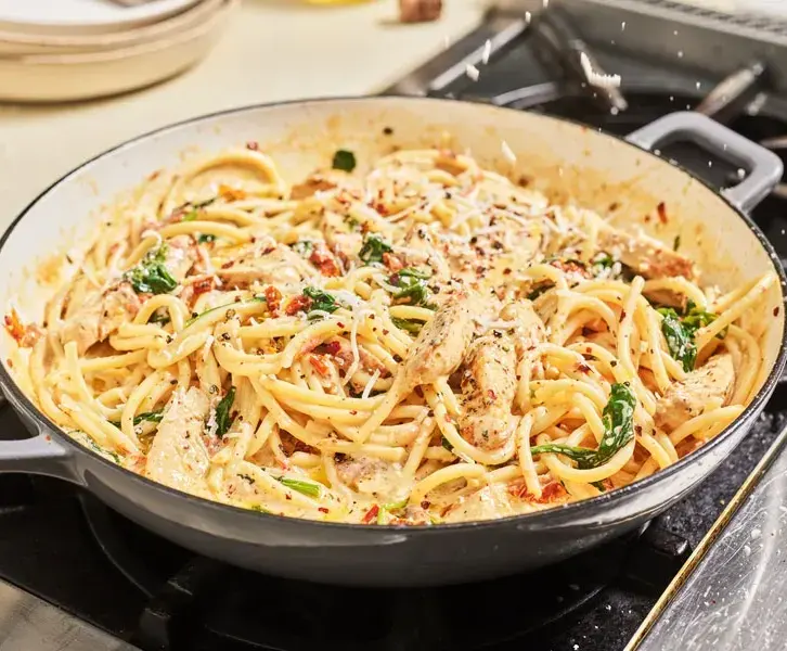 chicken-bucatini-with-garlic-sun-dried-tomato-and-spinach-sauce