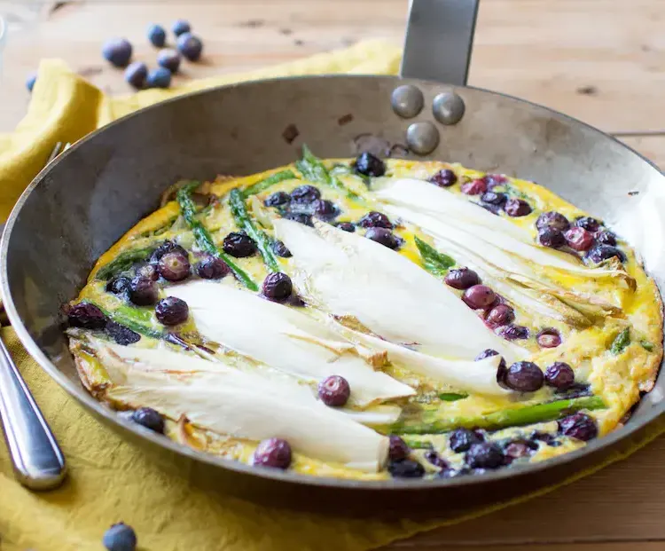 chicory-omelette-with-asparagus-and-blueberries