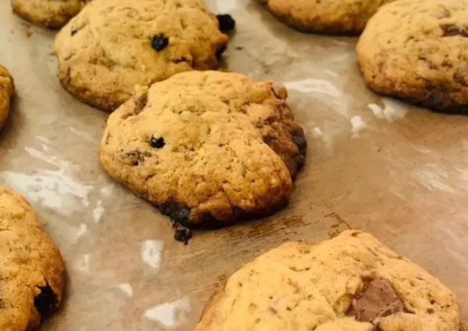 chocolate-chip-and-blackcurrant-cookies