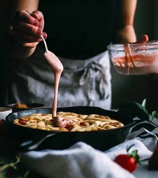 cinnamon-rolls-with-strawberry-rhubarb-filling