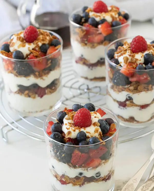 greek-yogurt-parfaits-with-granola