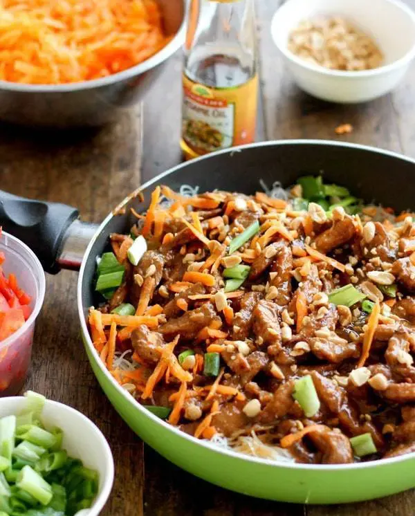 hoison-pork-with-rice-Noodles