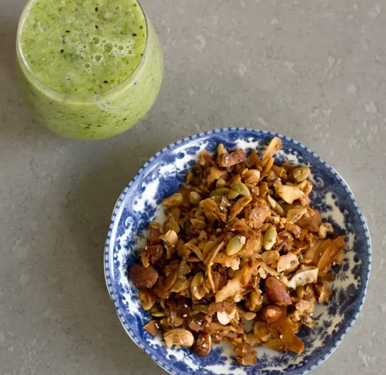 kiwi-green-smoothie-with-coco-nutty-granola