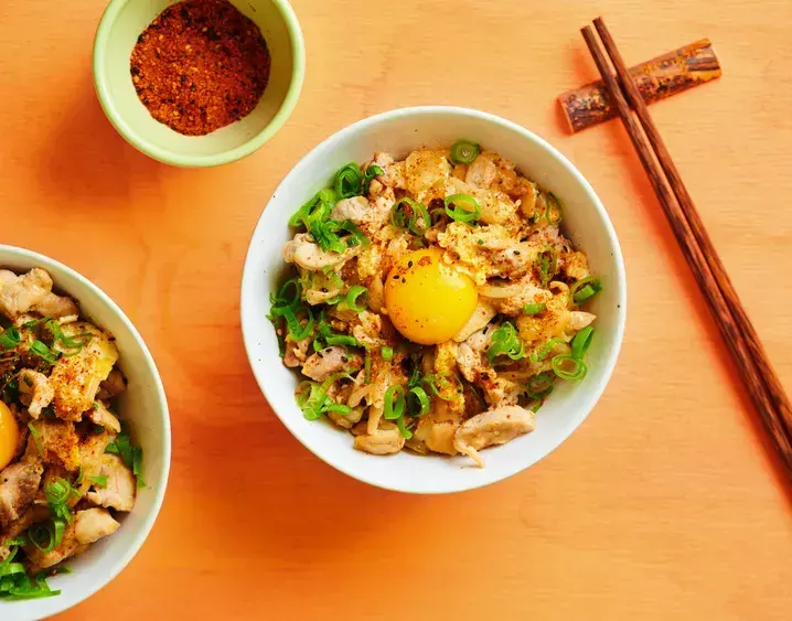 oyakadon-japanese-chicken-and-egg-rice-bowl