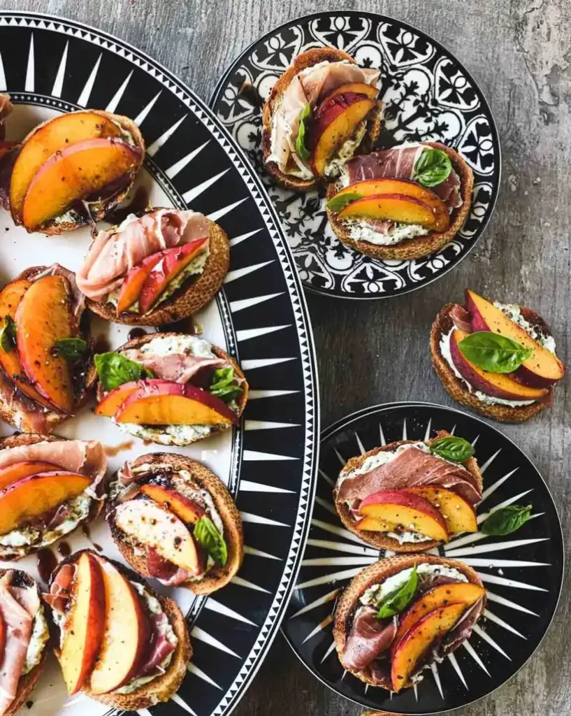 peach-and-proscuitto-crostini