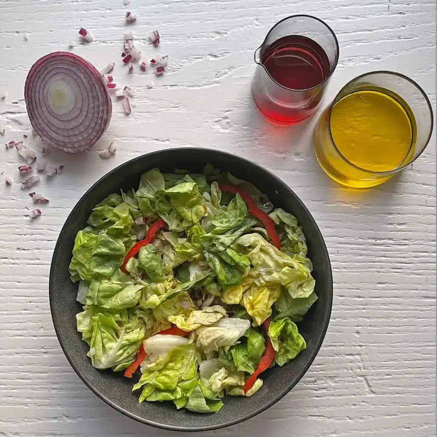 puerto-rican-green-salad-with-red-onion