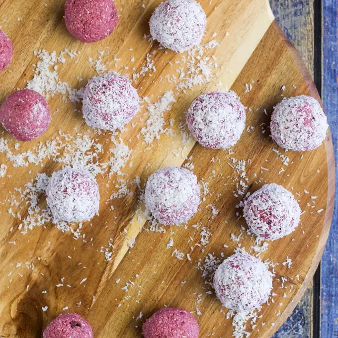 raspberry-coconut-breakfast-balls