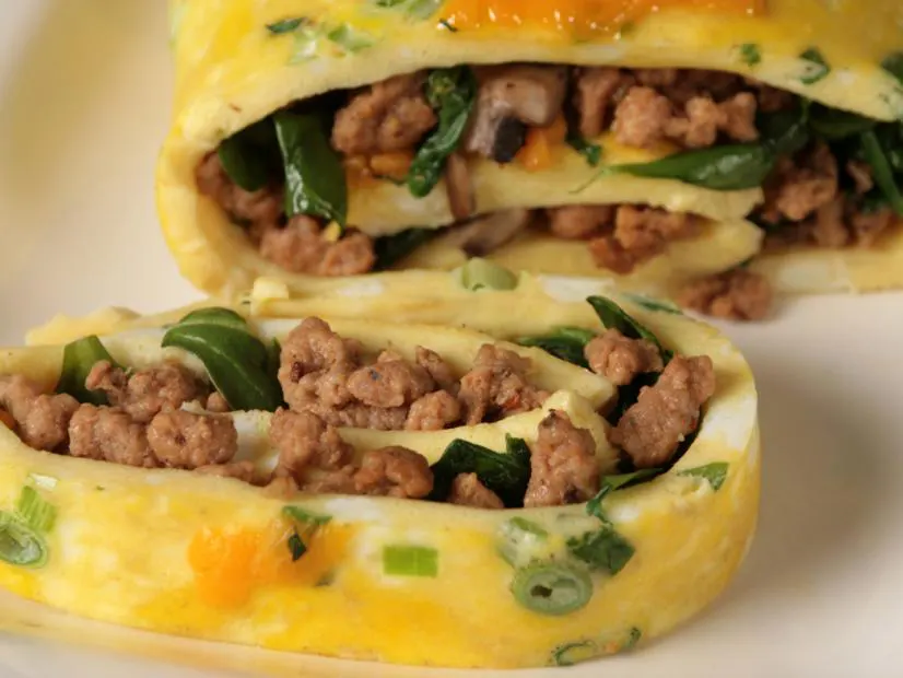 sausage-spinach-omelet-roll