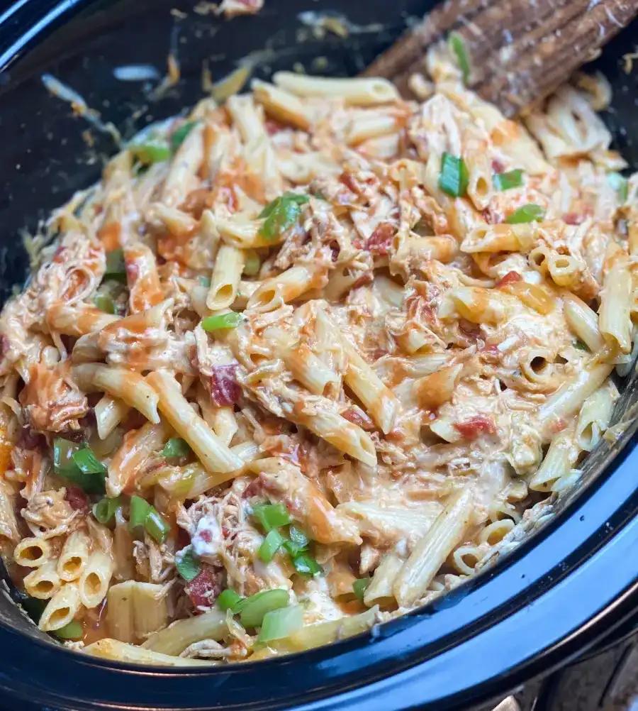 skinny-crockpot-buffalo-chicken-pasta