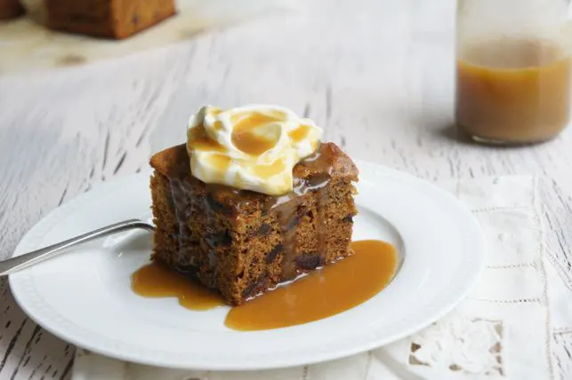 sticky-date-pudding-with-caramel-sauce