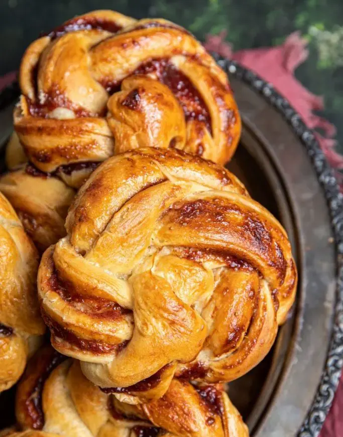 strawberry-and-rhubarb-braided-rolls