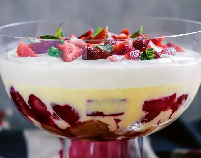 strawberry-rhubarb-and-custard-trifle