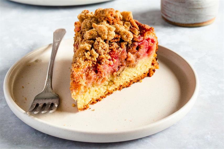 strawberry-rhubarb-crumb-cake