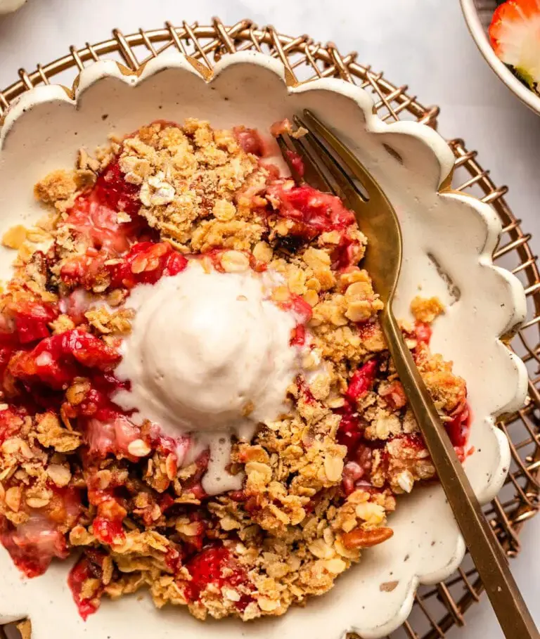 vegan-strawberry-rhubarb-crisp