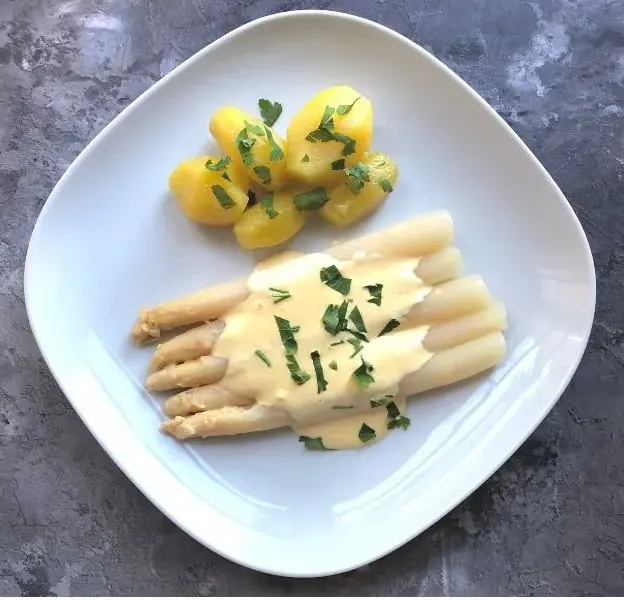 white-asparagus-with-creamy-hollandaise-sauce